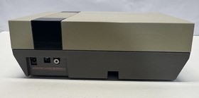 Original Nintendo NES Console Bundle W/4 Games, Controllers & Zapper Tested