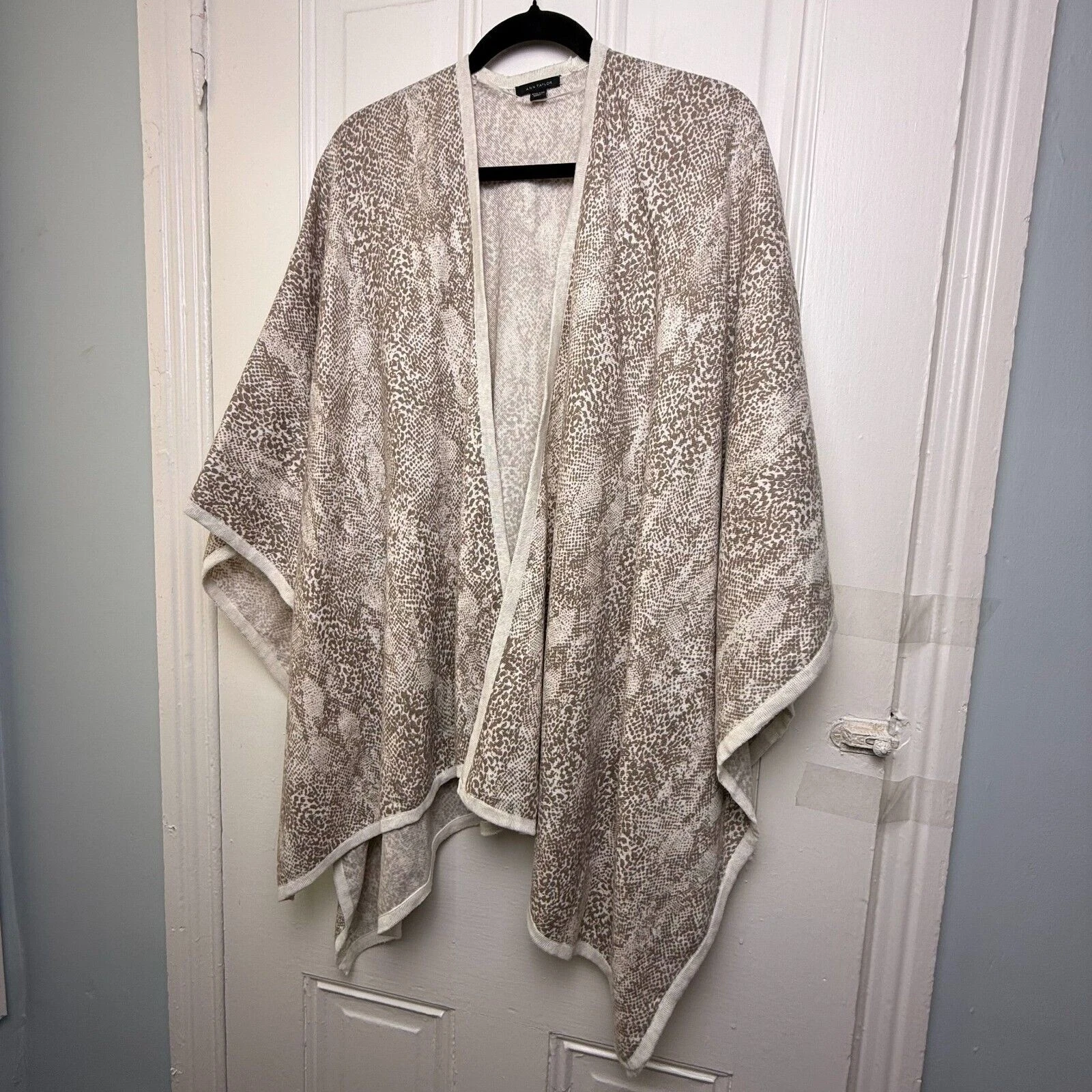 Ann Taylor Poncho Womens One Size Beige Snake Print Open Front Shawl Wrap
Opens in a new window or t