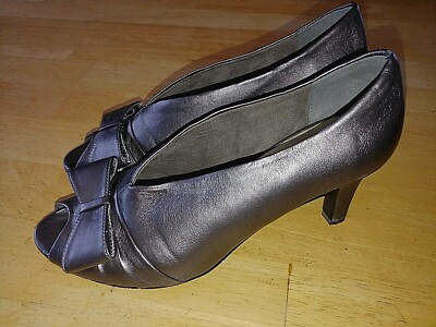 EASY STREET LADIES 3'' PUMPS W/OPEN TOE & BOX ON TOP-9M-MANMADE-GENTLY WORN-NICE