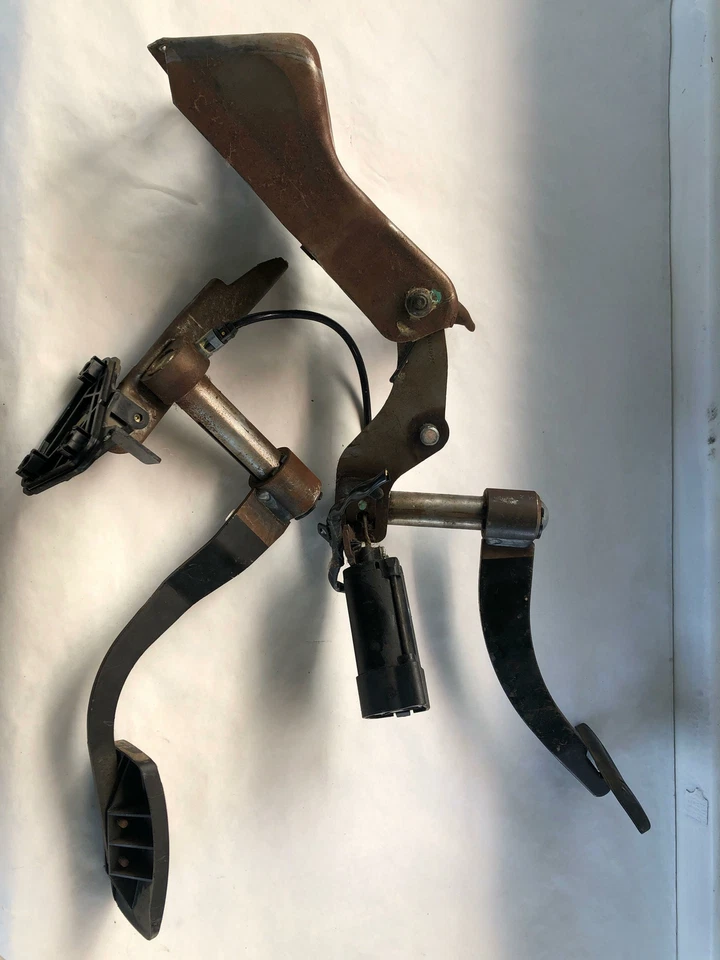 1999 LINCOLN NAVIGATOR Power Brake and Gas Foot Pedal Assembly XL742C429AA OEM - Image 4 of 4