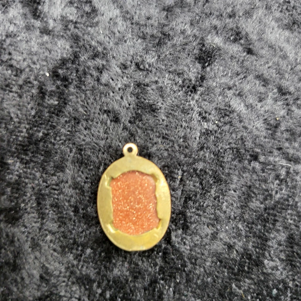 Dije colgante ovalado de piedra dorada vintage tono dorado piedra brillante pequeña joyería años 70 Foto 2 de 4