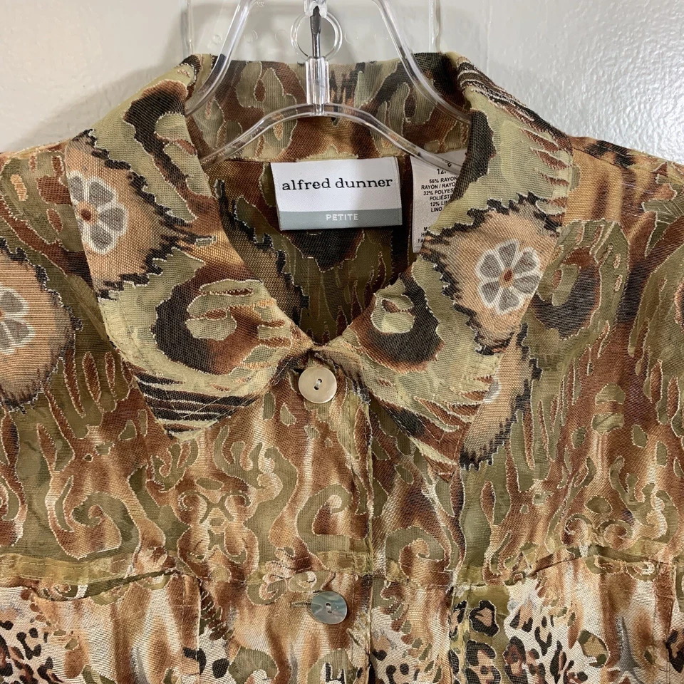Top Alfred Dunner Petite Marrón Estampado Animal Burnout Manga Larga Con Botones 12P Foto 2 de 4