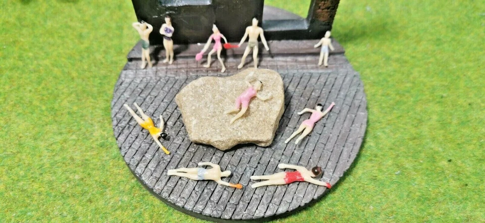 10 Stück Strand Urlaub Sommer Figuren Schwimmer Spur H0 1:87 Modellbahn bemalt - Bild 2 von 4