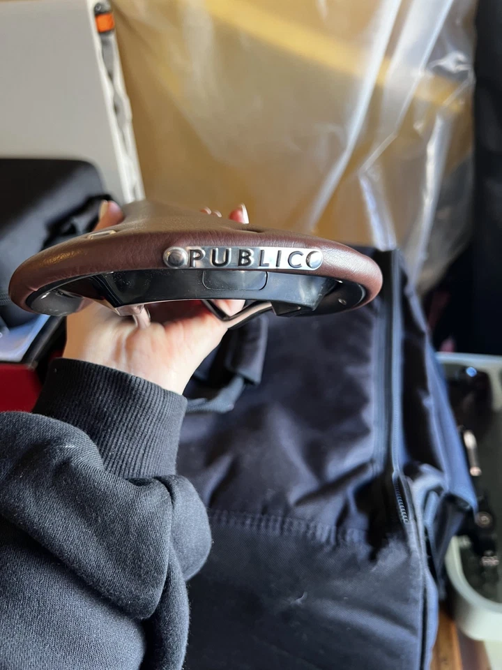 PUBLIC Marrón Retro Cuero Bicicleta Cercanías Bicicleta de Carretera Sillín Asiento Remachado NUEVO Foto 3 de 4