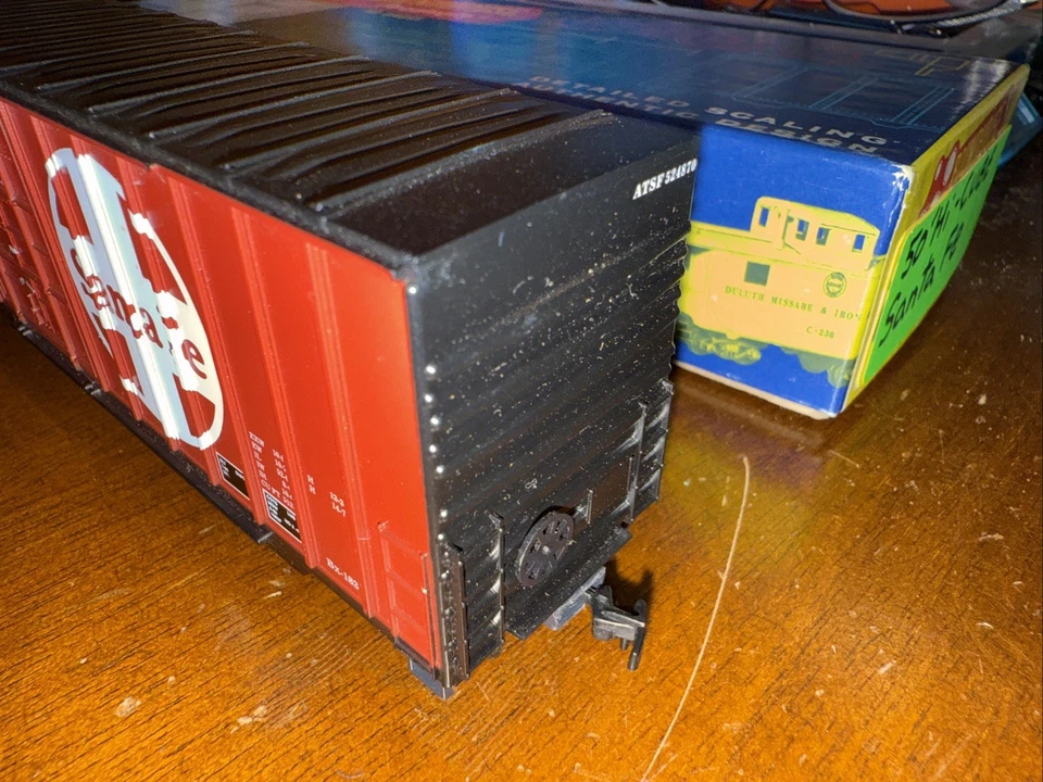 Roundhouse HO Scale Santa Fe 50’ FMC Hi-Cube Rib Side Boxcar ATSF #524870  LN - Image 4 of 4