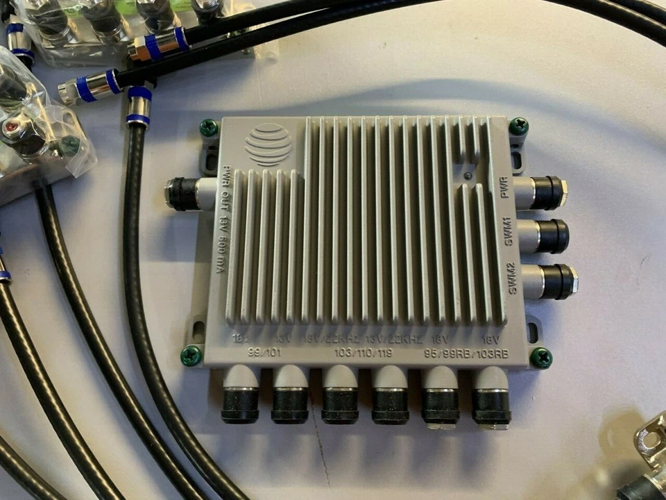 DIRECTV SWM-30 COMPLETE KIT W/ 29V Power Supply 2- 2WAY & 4- 8WAY Splitters NEW - Image 2 of 4