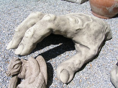 Troll Hand Carlos aus Steinguss Vidroflor Troll Skulptur Gartendeko