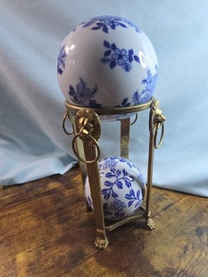 Vtg Solid Brass Lion Display Stand 3  x 6.5  W. Chinoiserie Porcelain Spheres