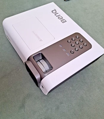 BENQ Beamer und DPL Video Projector weiss, W1000 mit Alukoffer - Bild 1 von 4