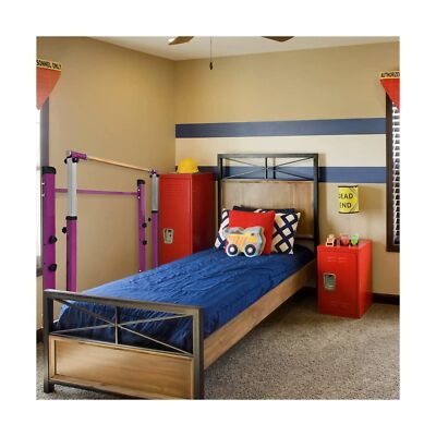 Poutre De Gymnastique Enfant. Athlète Gymnaste Fille Lors D'un Exercice