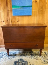 Early American pine blanket chest with classic  finish Lift top one drawer