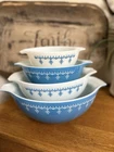 Vtg Set of 4 Pyrex Snowflake Cinderella Garland Nesting Mixing Bowls With Stands