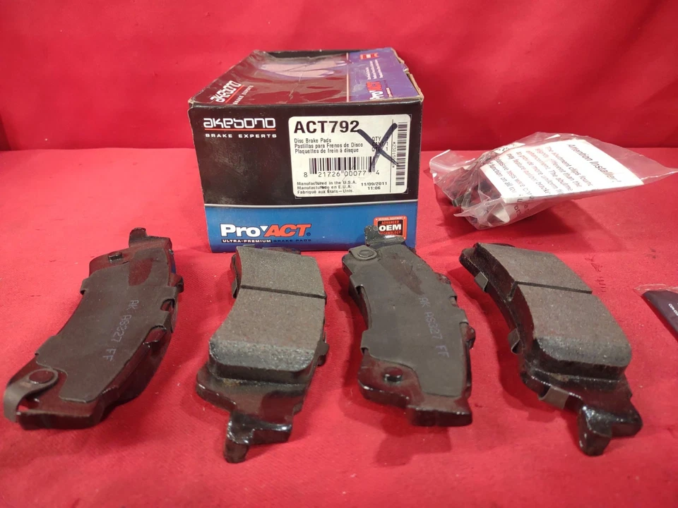 Pastillas de freno Akebono ACT792 Select 1999-2007 Chevrolet Silverado GMC Sierra MFR EE. UU. Foto 3 de 4