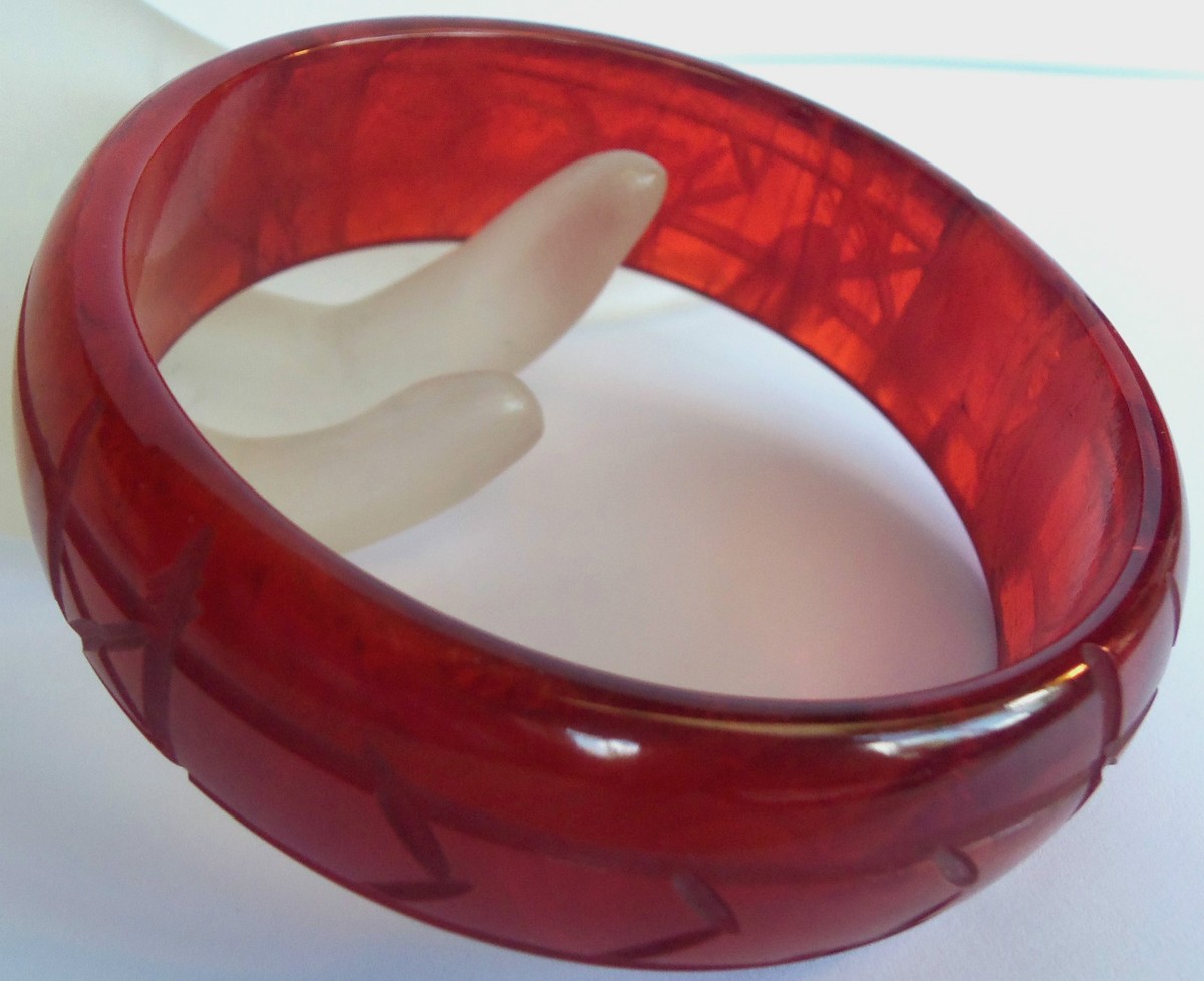 VINTAGE 30S CARVED CHERRY AMBER BAKELITE BANGLE BRACELET ESTATEJEWELRY Rare