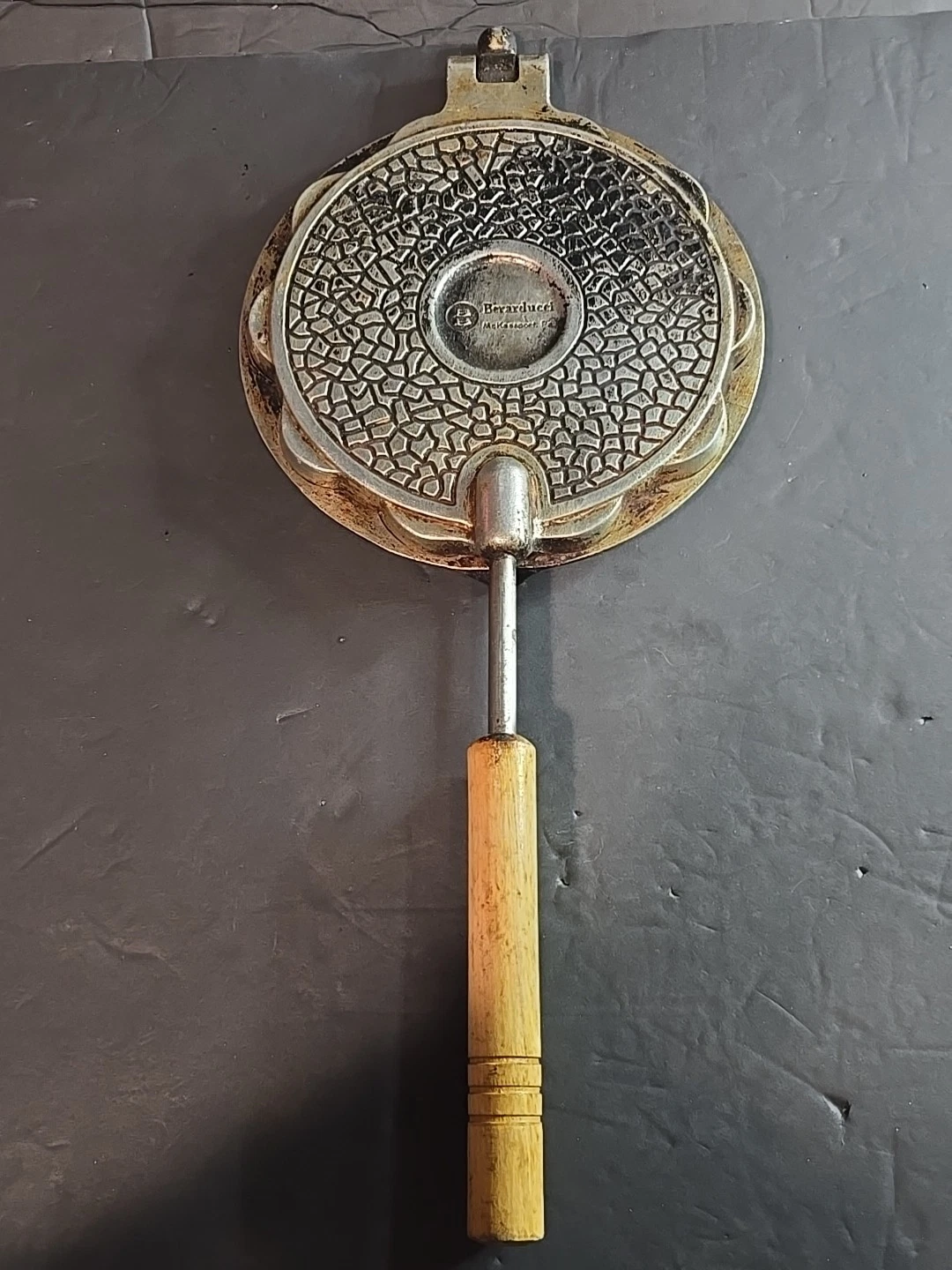 VINTAGE Berarducci Brothers Heart Shaped Waffle Iron #210 McKeesport, PA