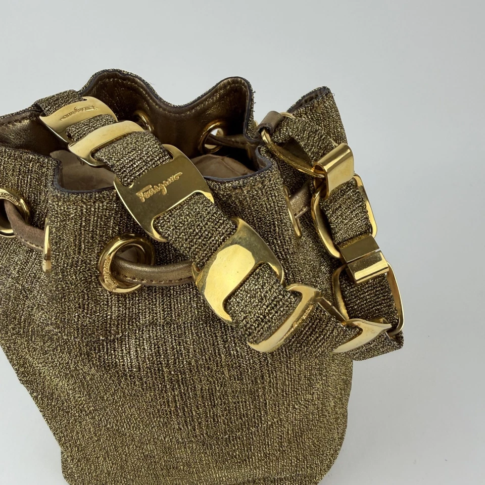 Cartera Salvatore Ferragamo Cubo Dorado Cordón Cadena Hecha en Italia AU-21 5669 Foto 3 de 4