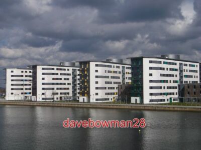 FOTO UNIVERSITY OF EAST LONDON DOCKLAND CAMPUS AUS GESEHEN. ZEIGT DEN STUDE