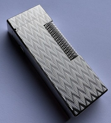 Frisch überholt & EINZELHANDELSZUSTAND Dunhill Silber ''Chevron'' Rollagas Feuerzeug