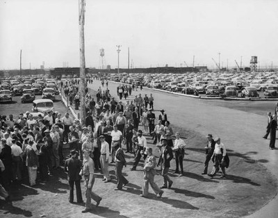 American shipyard workers using a car share scheme arrive at work Old Photo