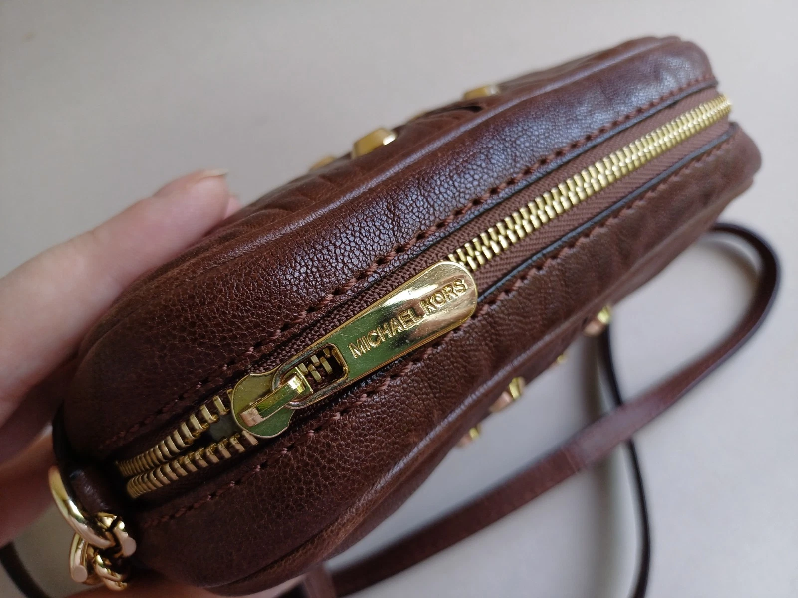 Borsa a tracolla piccola MICHAEL KORS Uptown Astor borchiata pelle ciottoli tracolla catena