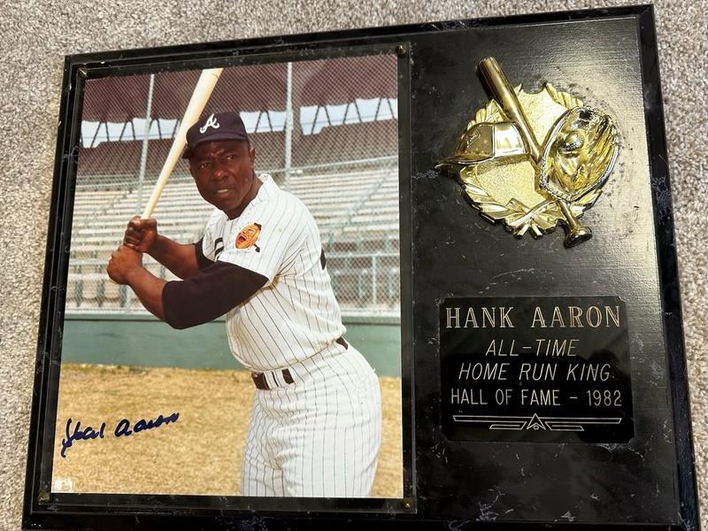 Hank Aaron Autographed Atlanta Braves Hall of Fame 1982 Plaque Scoreboard Inc