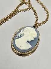 Vintage Blue White Resin Cameo Pendant Necklace Oval 18 Inches Gold Tone Lady