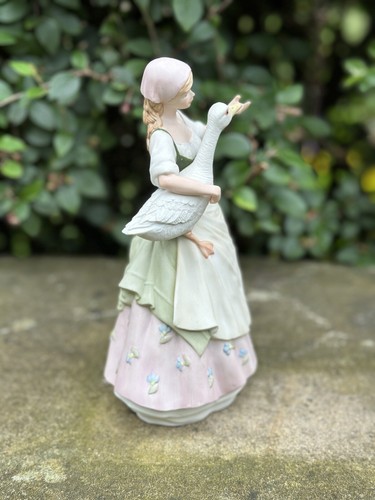 Wedgewood -Danbury Mint - "THE GOOSE GIRL" Porcelain Figurine - Picture 12 of 16