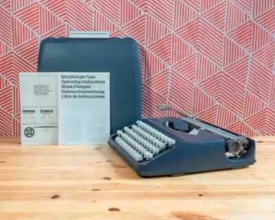 QZERTY- OLIVETTI LETTERA 82 Extremely Rare 1980s Manual Portable Fully Working