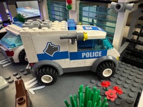LEGO CITY  7744 Police Headquarters 100% Complete w/Minifigures & Manuals