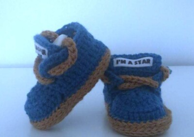 Handgefertigte Baby Häkelschuhe Booties Sneaker blaue Jeans