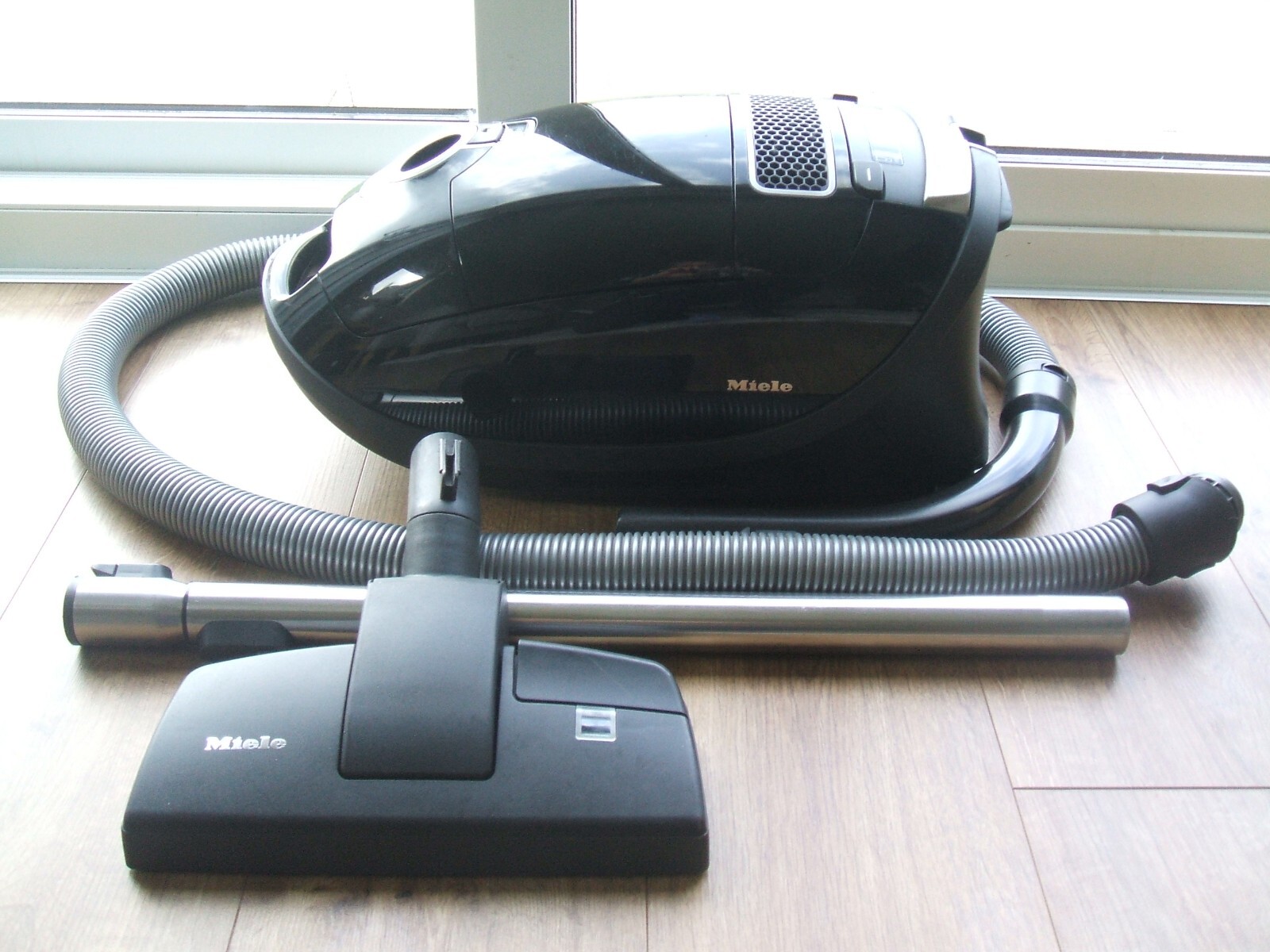 Miele S8310 POWER PLUS 3002200 Watts Vacuum Cleaner Good Clean