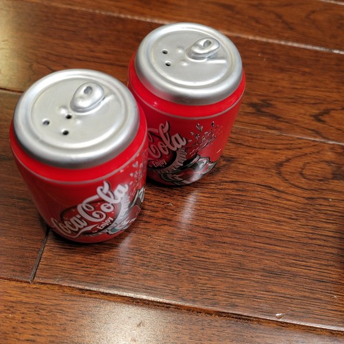 Juego de 2 cocteleras de sal y pimienta de cerámica en forma de lata de Coca-Cola de colección