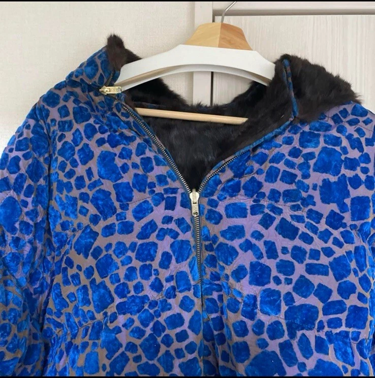 Abrigo de piel FENDI azul talla S estampado leopardo algunos daños. Foto 3 de 4