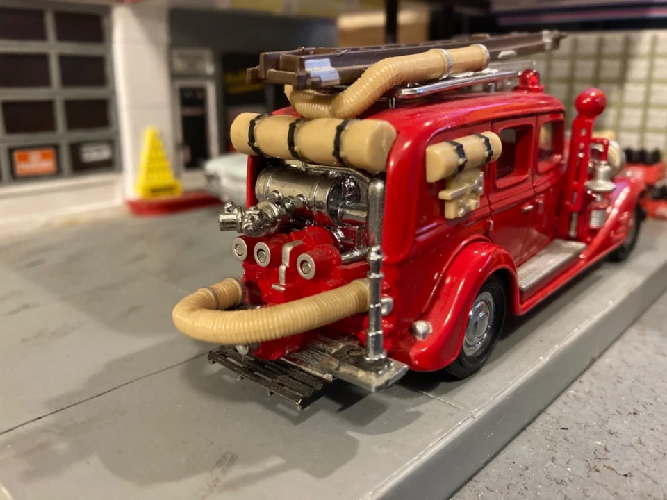 1933 Cadillac V16 Fire Truck 1:43 scale - Image 4 of 4