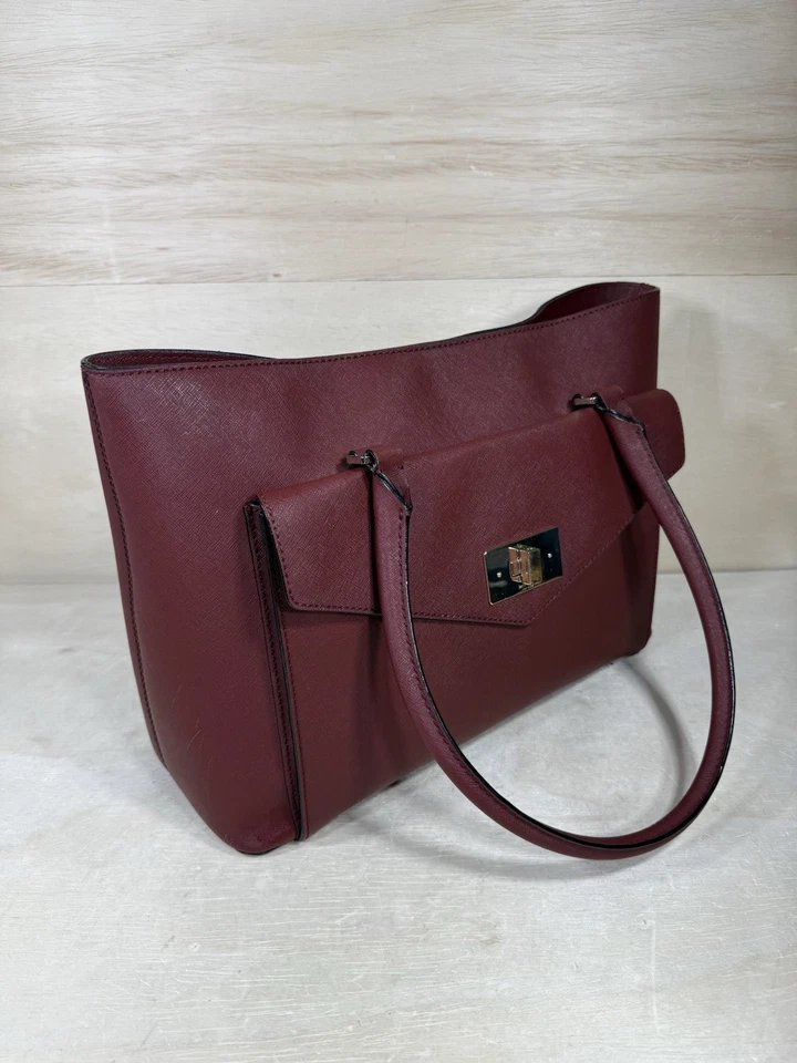 Bolso de Mano Kate Spade Post Street Halsey Grande Cuero Saffiano Granate Herrajes Dorados Foto 4 de 4