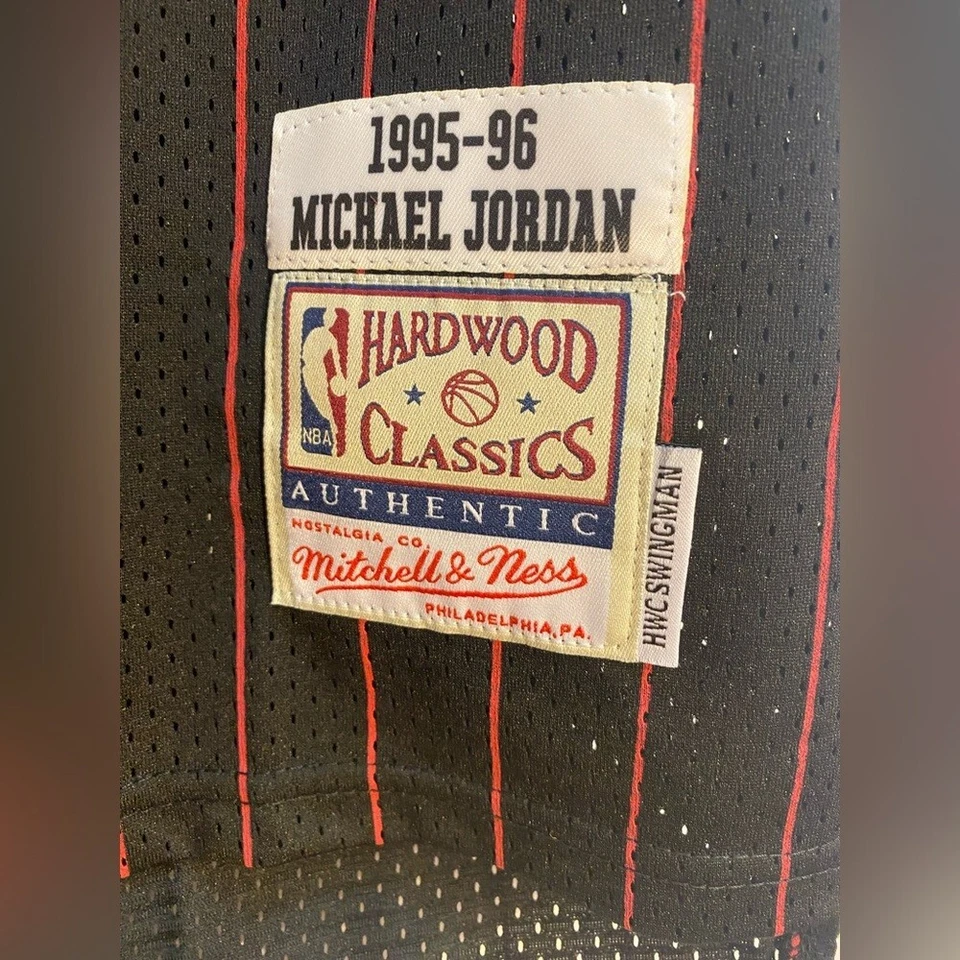 Camiseta Mitchell & Ness NBA Auténtica Michael Jordan Bulls 96-97 Talla XL con Calcetines Foto 2 de 4