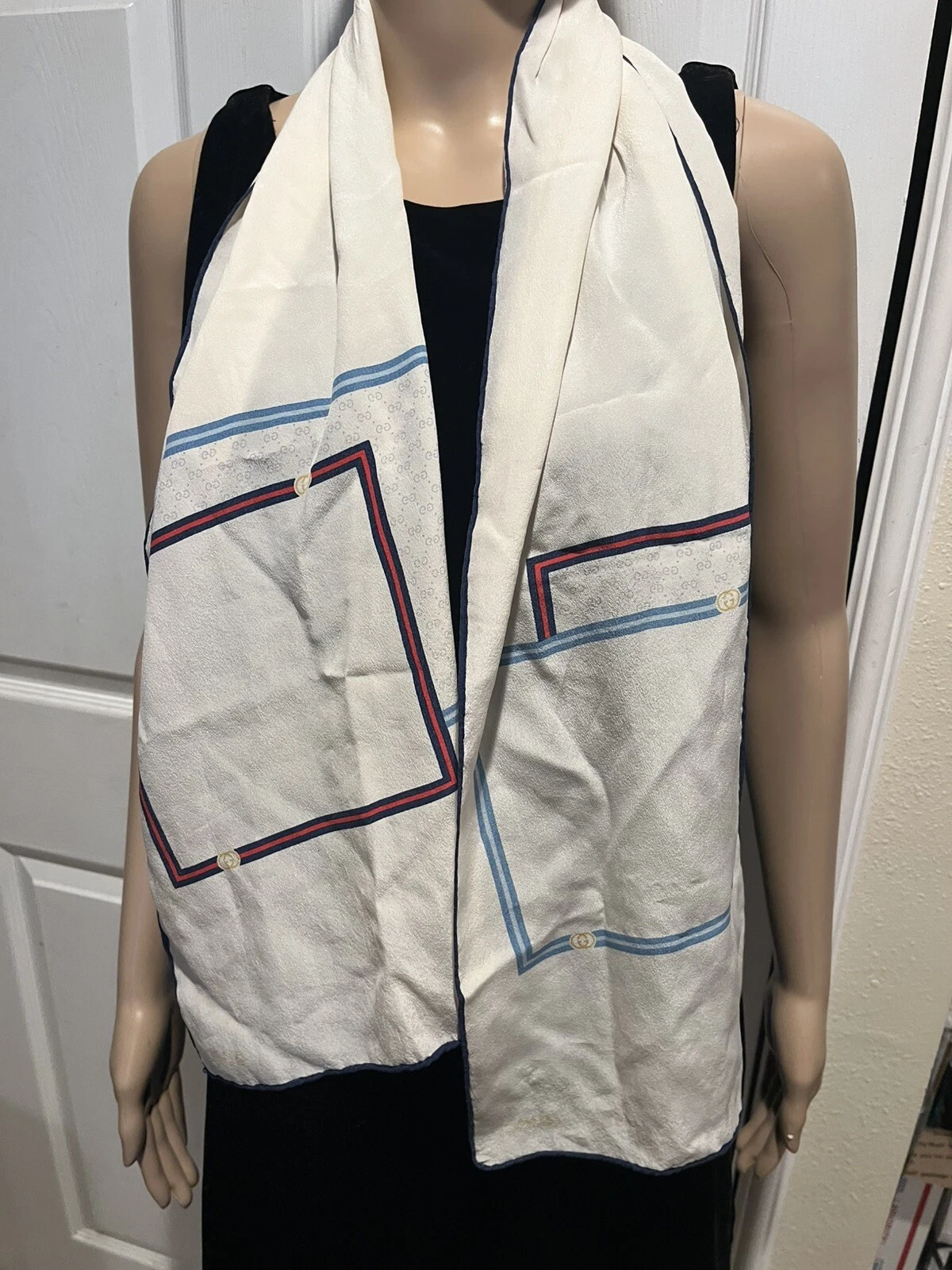 Foulard Gucci vintage en soie LIRE DESCRIPTION 