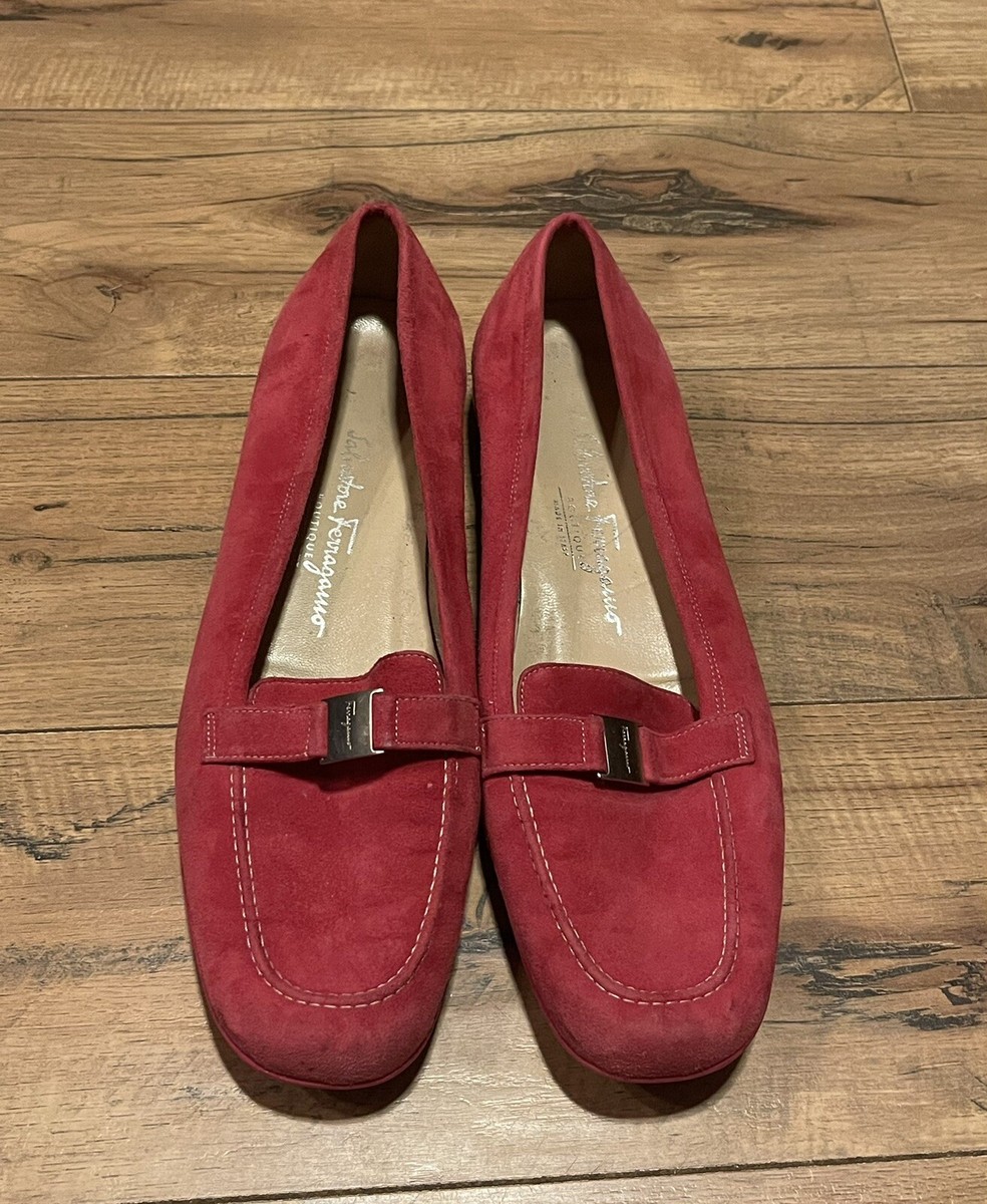 Salvatore Ferragamo レッド ローファー Salvatore Ferragamo Red Logo Buckle Suede Flat Driving Loafer