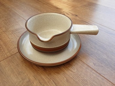 Denby ''Töpferscheibe'' Soßengießer mit Untertasse. Sehr guter Zustand