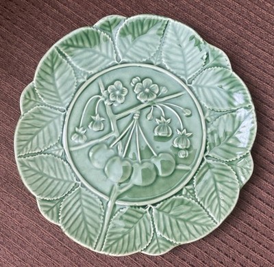 Bordallo Pinheiro 9.5'' GREEN Leaf Fruit Plate Portugal * Marked Studio Nova *
