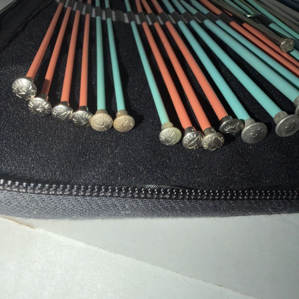 Lote de agujas de tejer vintage Bates and Boye con estuche Foto 4 de 4