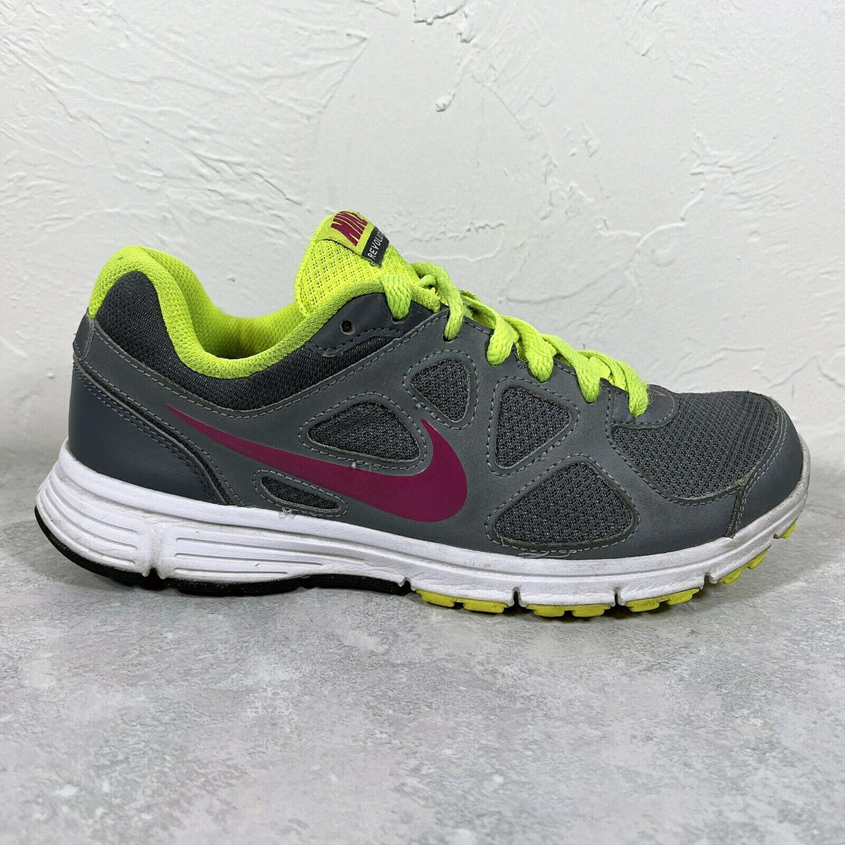 Womens nike revolution 2 running 2025 shoes size 7 black pink volt