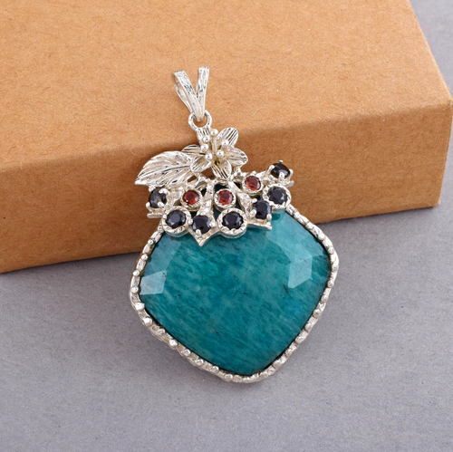 Pendentif en argent avec cabochon ovale en labradorite entouré d'un double tissage et d'une bande lisse