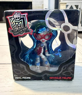 #ad MONSTER HIGH Vynil Figure Doll GHOULIA YELPS CHASE VINYL FIGURE $45.00