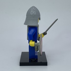 Lego CAS082S - Classic Castle Knight w/Vest, Shield & Sword - Sets 375 & 6075