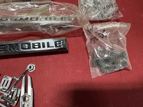 LOT OF OLDSMOBILE EMBLEMS BADGES 442 CUTLASS - Afbeelding 11 van 17