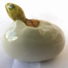KLIMA  Miniature statuette en porcelaine - TORTUE SORTANT DE L'OEUF