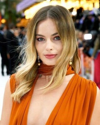 lipstick on orange dress Color-Pairing Idea to Steal from Drew Barrymore: An Orange Dress with Red Lips and Nails