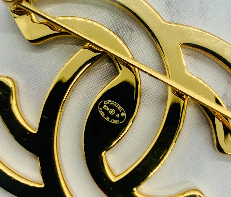 Auth CHANEL CC White Trim Enamel Brooch Pin - Pre owned / LW5742 - Image 4 of 4