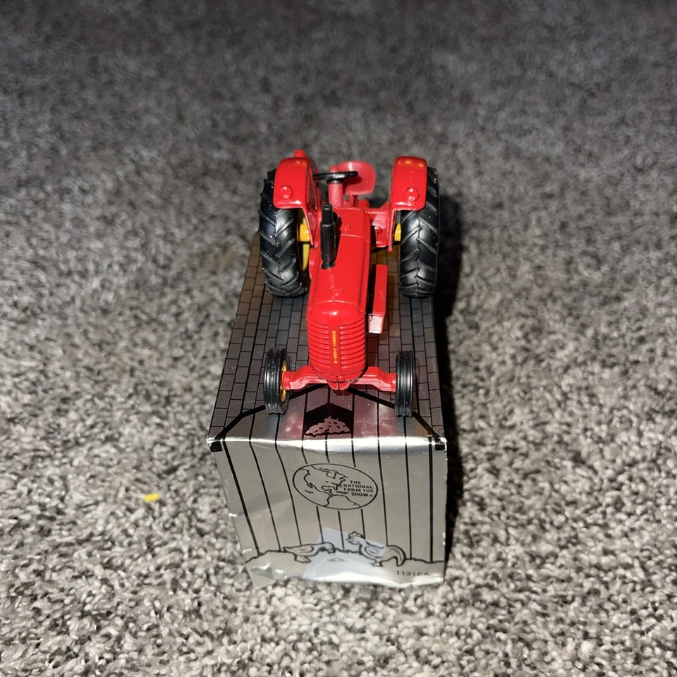 1/43 SCALE MASSEY-HARRIS 55 DIESEL TRACTOR 1992 NATIONAL FARM TOY SHOW - Image 2 of 4